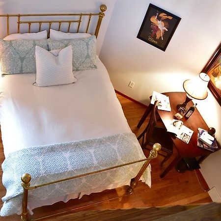 Summerhill Estate House Bed & Breakfast เคโลว์นา ภายนอก รูปภาพ