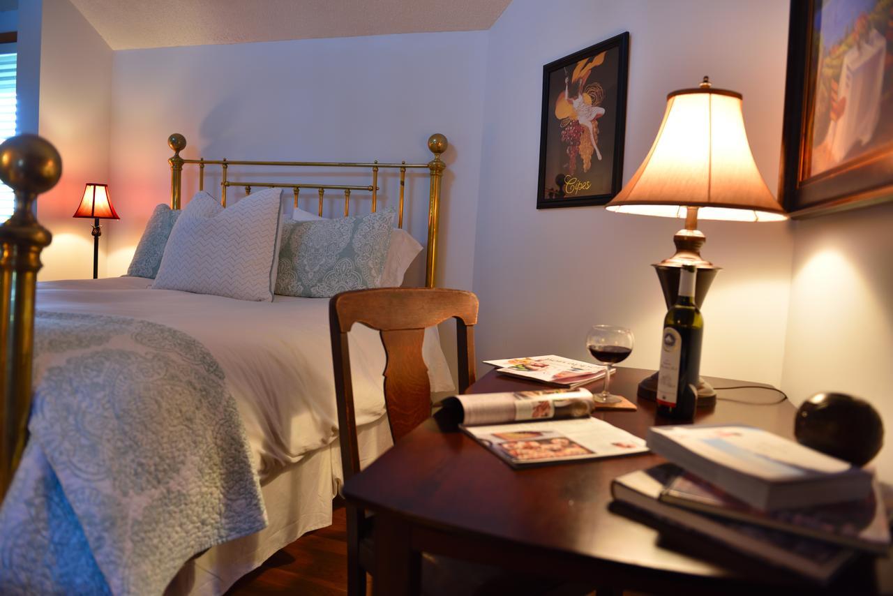 Summerhill Estate House Bed & Breakfast เคโลว์นา ภายนอก รูปภาพ