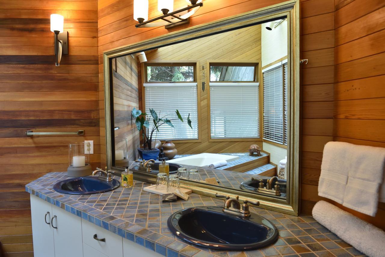 Summerhill Estate House Bed & Breakfast เคโลว์นา ภายนอก รูปภาพ