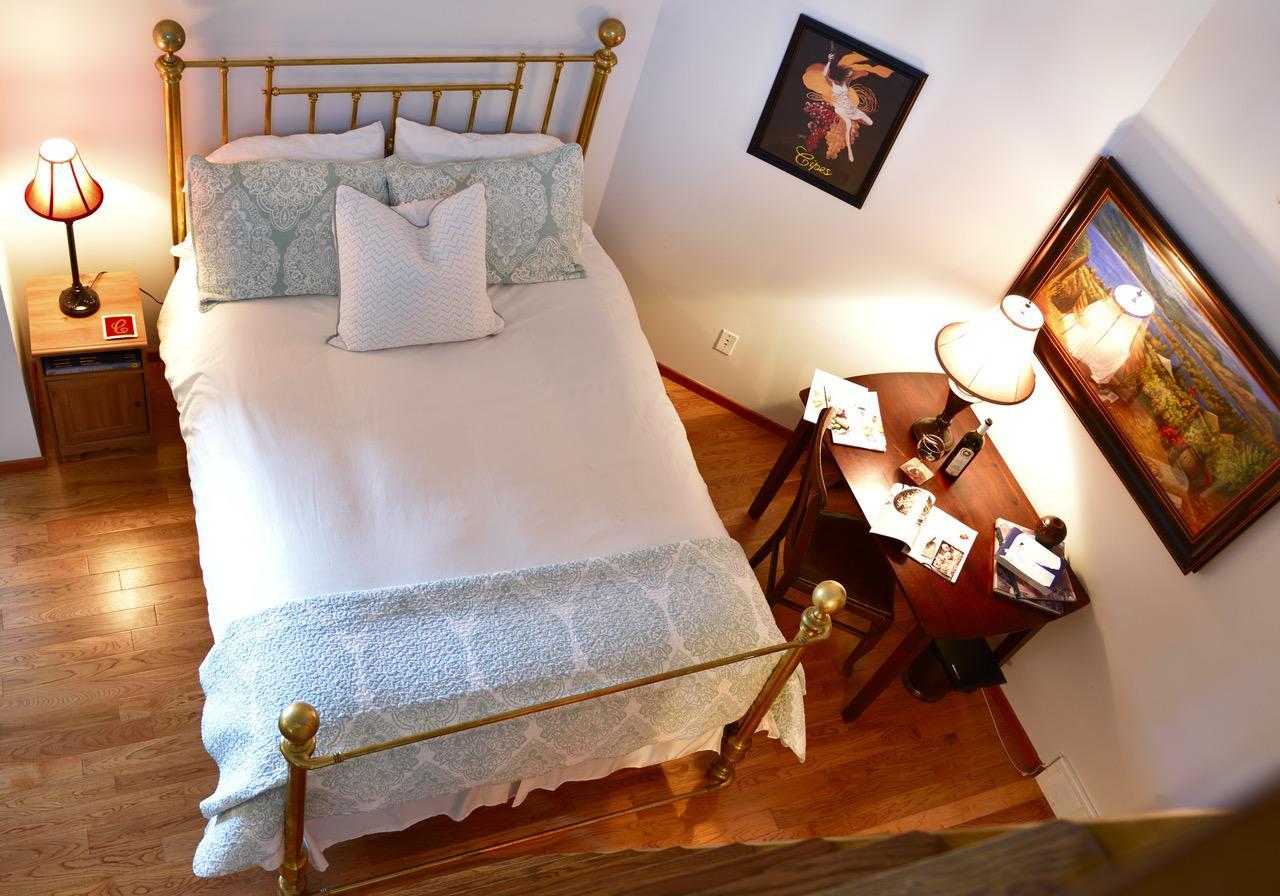 Summerhill Estate House Bed & Breakfast เคโลว์นา ภายนอก รูปภาพ