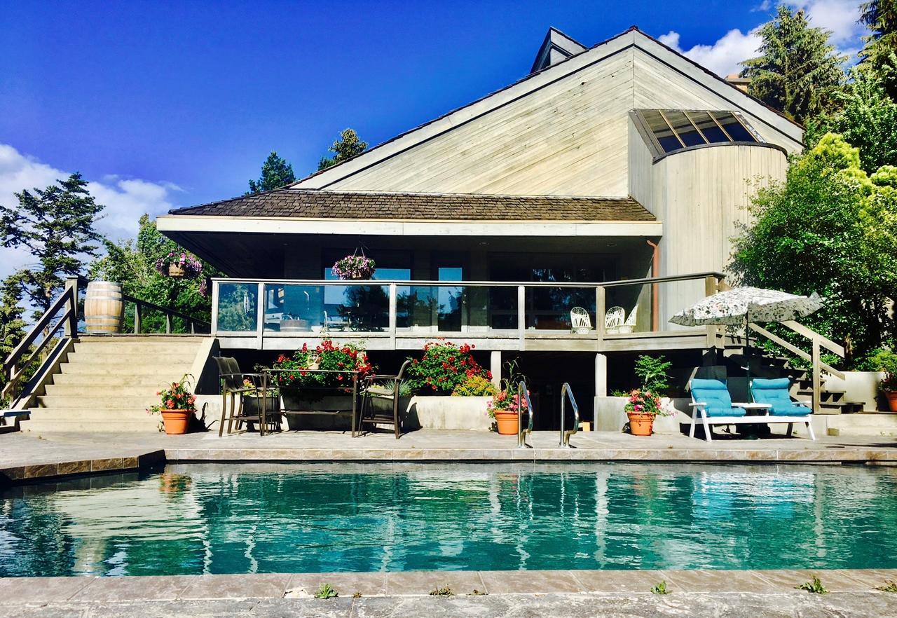 Summerhill Estate House Bed & Breakfast เคโลว์นา ภายนอก รูปภาพ