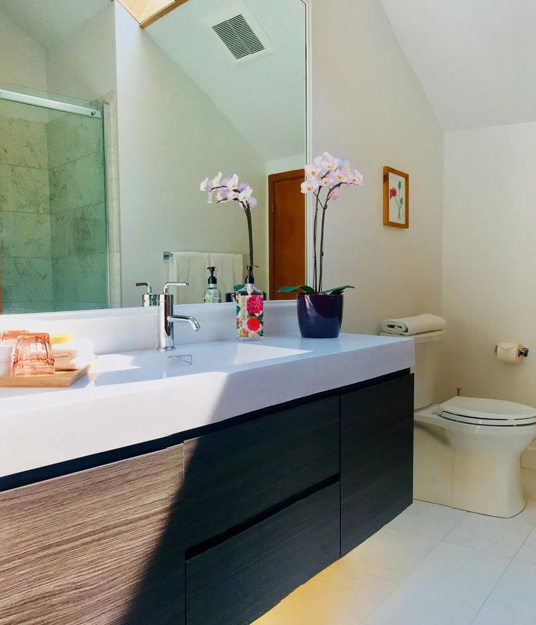 Summerhill Estate House Bed & Breakfast เคโลว์นา ภายนอก รูปภาพ
